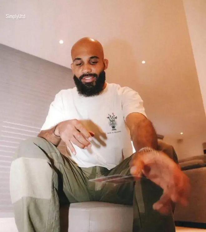 包含曼联已与埃基蒂克谈判，并且得知可以低于1亿欧达成交易的词条