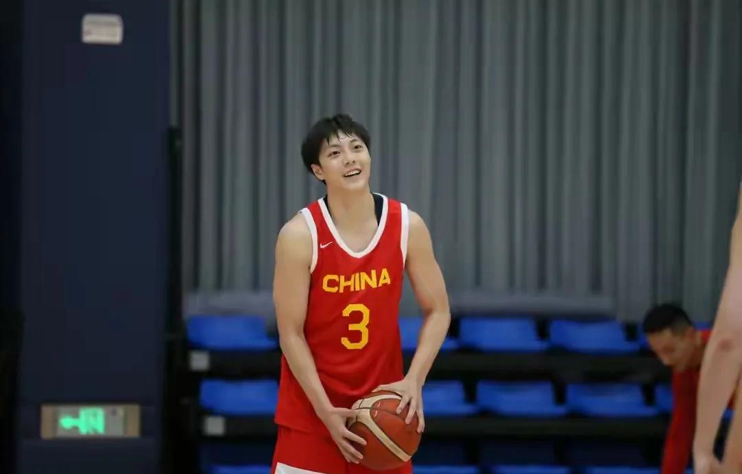 米兰体育官网登录入口-胡明轩三分绝杀中国男篮险胜尤文图特