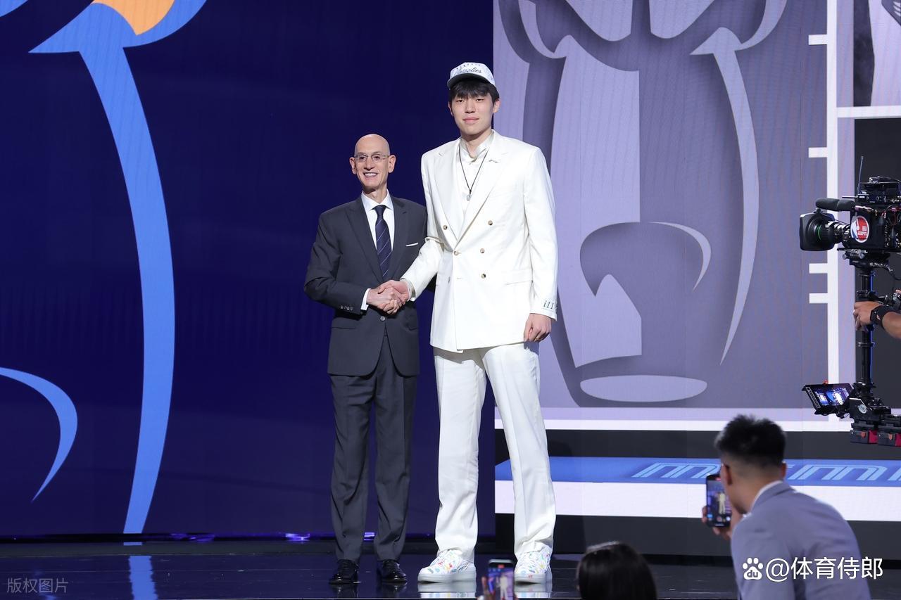 米兰体育官方网站-杨瀚森对比NBA和CBA身体对抗:这边比较文明的简单介绍