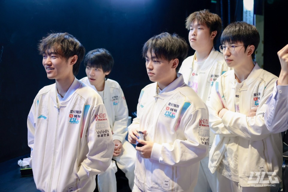 电竞世界杯：FLY击溃FRU，晋级八强，Bwipo再战GEN的简单介绍