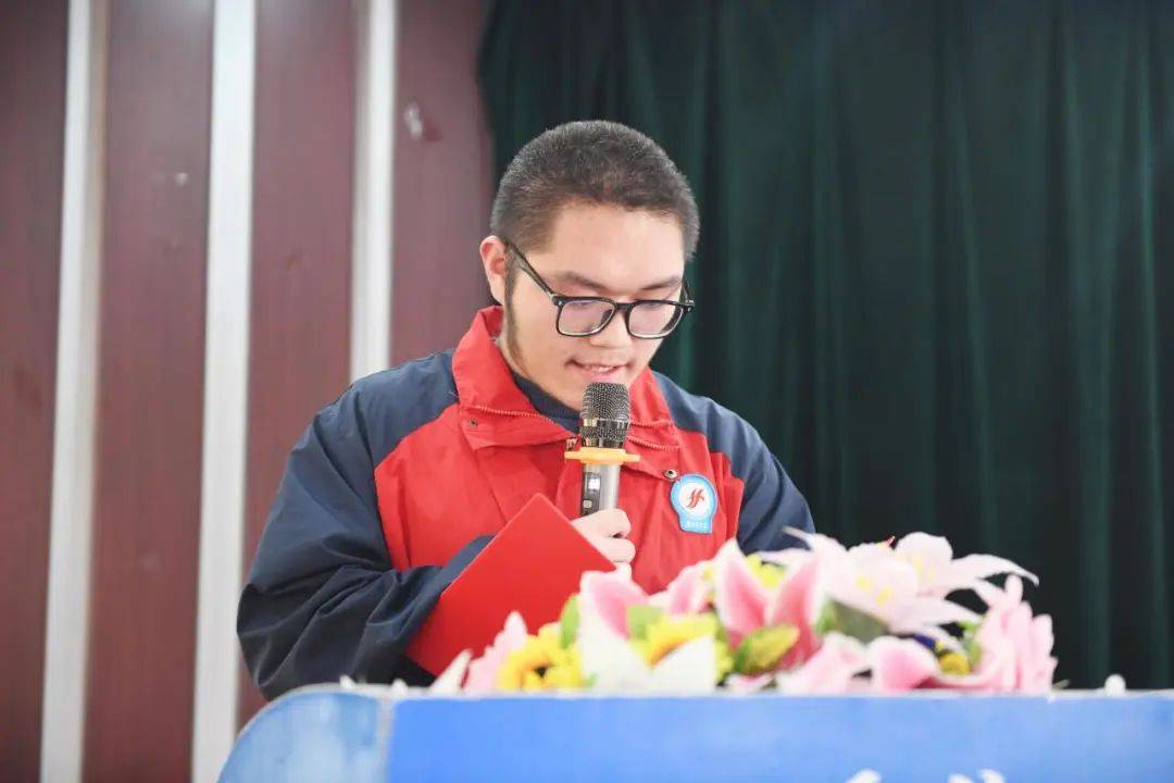 应战选手刚劲十足，展现奋勇争先